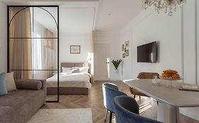 M&D Ultra Lux, Rynok Square
